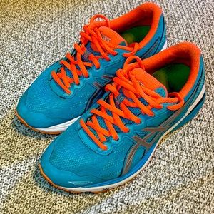 Women’s ASICS tennis shoes